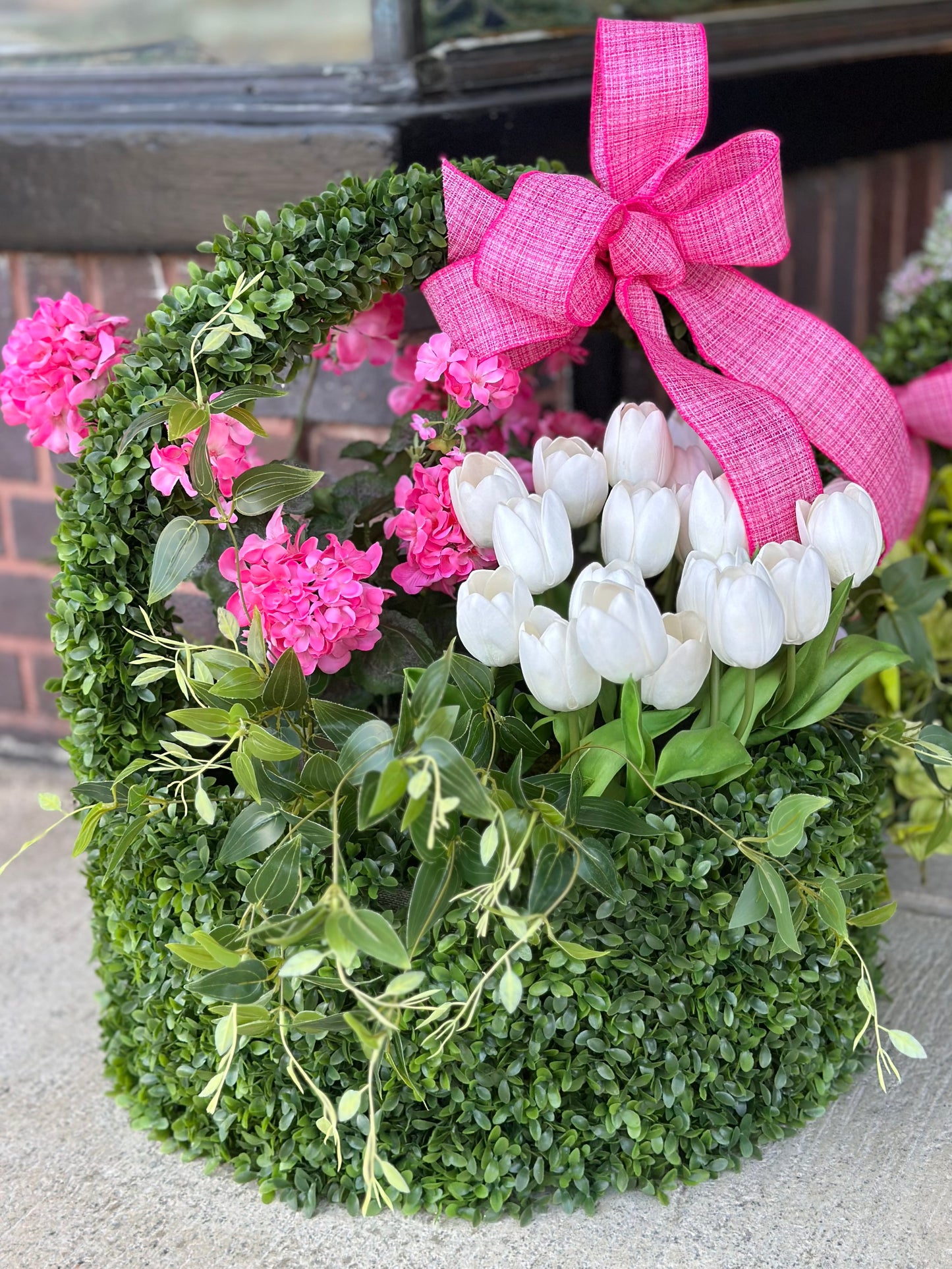 25” UV-Rated Boxwood Basket with Handle